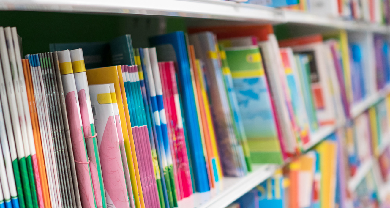 Longue rangée de livres colorés. 